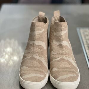 MIA Dusty Rose Camouflage hidden wedge Sneakers size 8 EUC